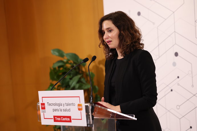La presidenta de la Comunidad de Madrid, Isabel Díaz Ayuso, interviene durante su visita al Centro I+D en Salud Global de la empresa farmacéutica GSK, a 28 de noviembre de 2023, en Tres Cantos