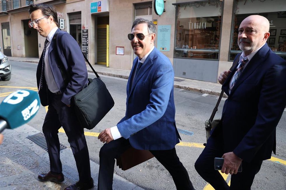 Archivo - El juez Manuel Penalva (c) y el fiscal Miguel Ángel Subirán (d), a su llegada al juicio.