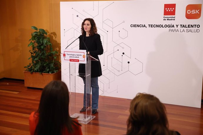 La presidenta de la Comunidad de Madrid, Isabel Díaz Ayuso, interviene durante su visita al Centro I+D en Salud Global de la empresa farmacéutica GSK, a 28 de noviembre de 2023, en Tres Cantos, Madrid (España). 