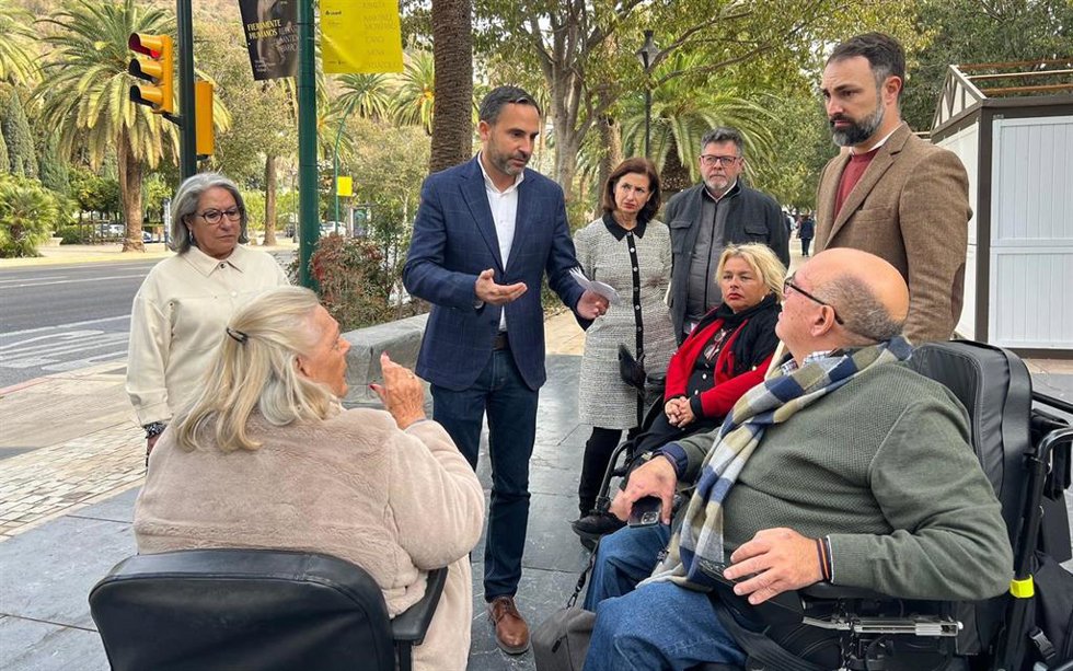 Daniel Pérez, junto a otros concejales del PSOE, ha detallado el contenido de la moción en compañía del presidente de la Agrupación de Desarrollo Málaga Accesible, Alfredo de Pablos.