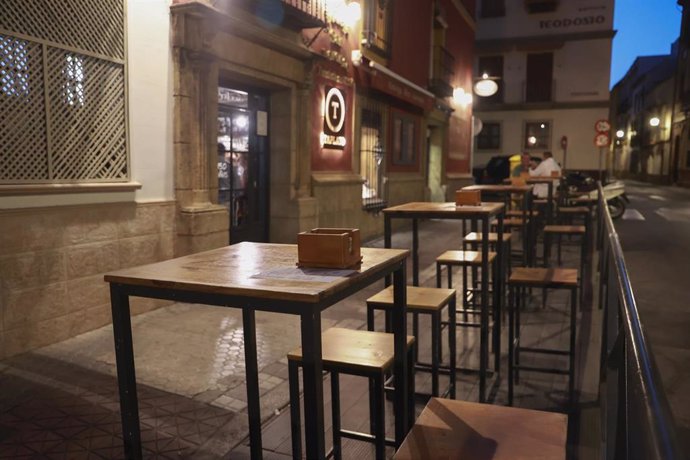 Archivo - Una tarima instalada en un bar del centro de Sevilla para ampliar el espacio de veladores durante la pandemia, a 29 de agosto de 2023 en Sevilla (Andalucía, España). 