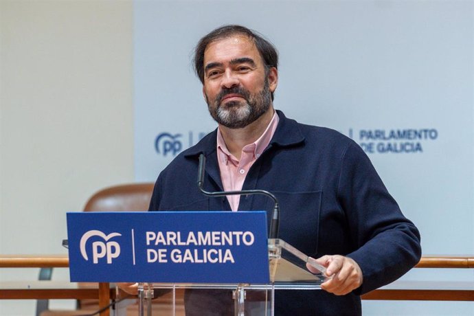 El portavoz del PPdeG en el Parlamento, Alberto Pazos Couñago, en rueda de prensa este lunes 27 de noviembre