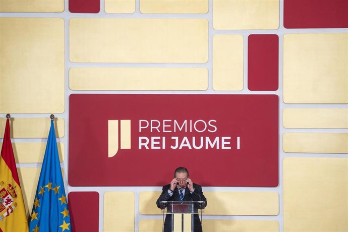 El presidente de la Fundación Valenciana Premios Rei Jaume I, Vicente Boluda, interviene durante la ceremonia de los Premios Rei Jaume I, en la Lonja de los Mercaderes de Valencia, a 28 de noviembre de 2023, en Valencia