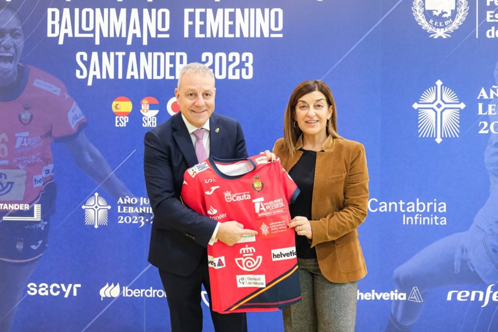 María José Sáenz de Buruaga y Francisco Blázquez muestran la camiseta con el logo del Año Jubilar.