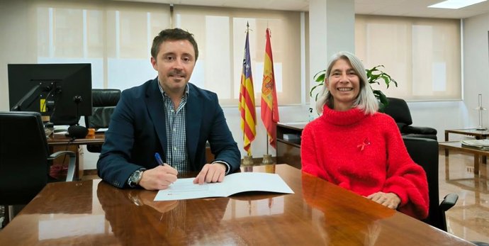 El director general del IbSalut, Javier Ureña, y la presidenta de ALAS, Paz Alcoverro, firman el convenio de apoyo a pacientes de VIH.