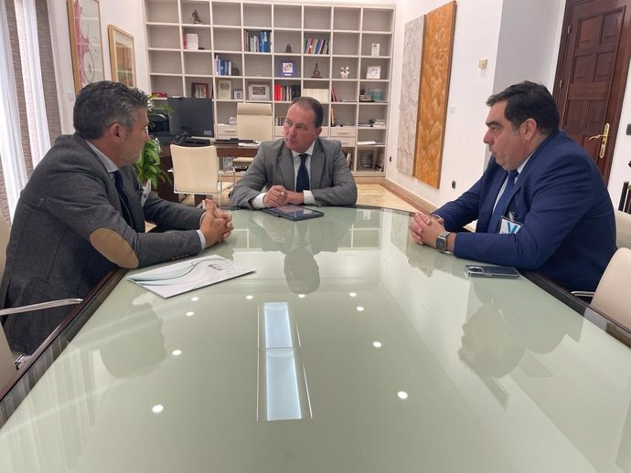 El presidente de ATA Andalucía, Rafael Amor, y el secretario general de ATA, José Luis Perea, se han reunido este martes con el presidente de la Diputación de Huelva, David Toscano.