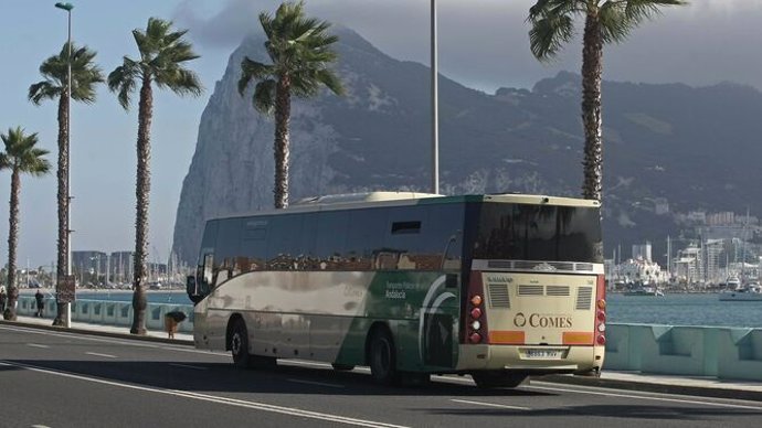 Archivo - Un autobús en el Campo de Gibraltar