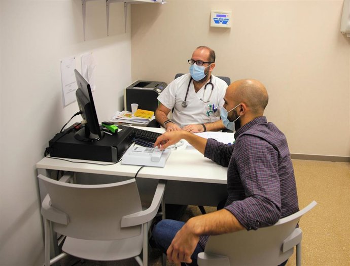 Archivo - Consulta de enfermedades infecciosas. (Foto de archivo).