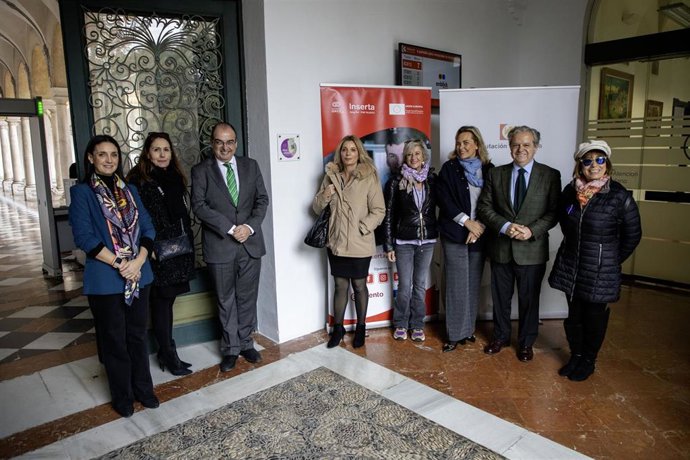 El presidente de la Diputación de Córdoba, Salvador Fuentes (segundo por la dcha.), tras la colacación del código QR.