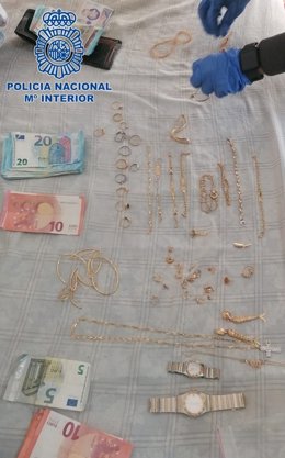 Efectos intervenidos en la operación 'Senda' que ha acabado con la detención de seis personas presuntamente involucradas en robos con fuerza en las zonas de Puertosol, Cerrado de Calderón, La Mosca, Miraflores de El Palo y El Candado, en Málaga capital.