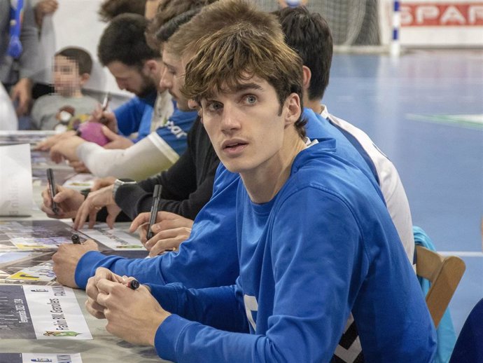 Pablo Urdangarin firma autógrafos a sus fans