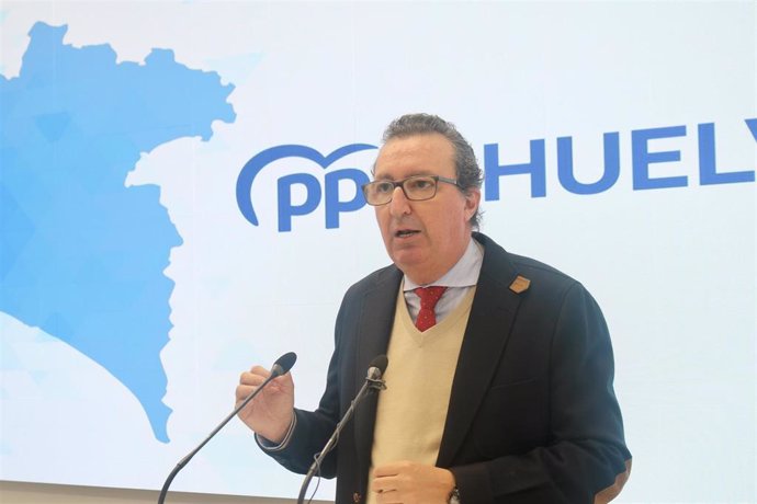 El presidente del PP de Huelva, Manuel Andrés González, en rueda de prensa.