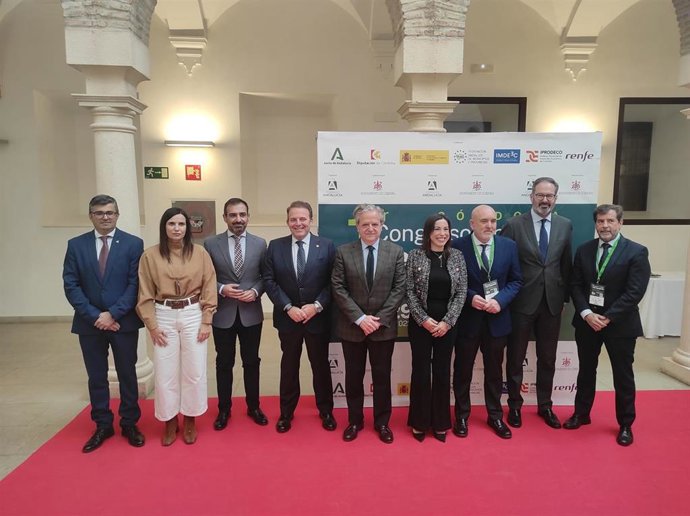 El presidente de la Diputación de Córdoba, Salvador Fuentes (centro), en la inauguración del Congreso Andaluz de Comercio.