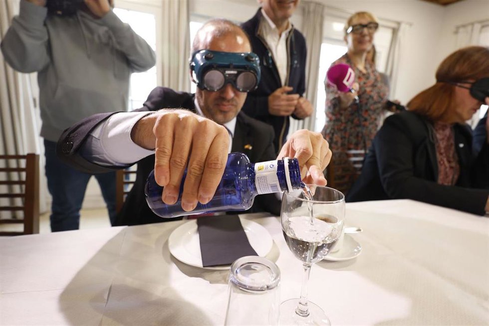 El presidente de las Cortes, Pablo Bellido, en el desayuno a ciegas.