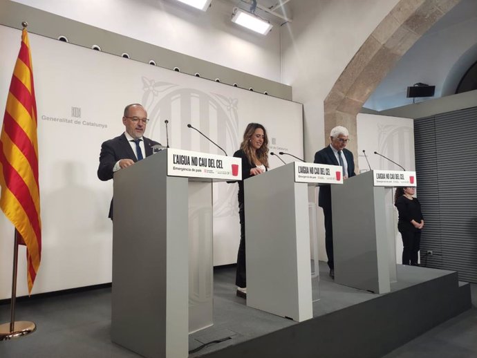 De izquierda a derecha, el conseller de Derechos Sociales, Carles Campuzano, la portavoz del Govern, Patricia Plaja, y el conseller de Salud, Manel Balcells, en rueda de prensa tras el Consell Executiu