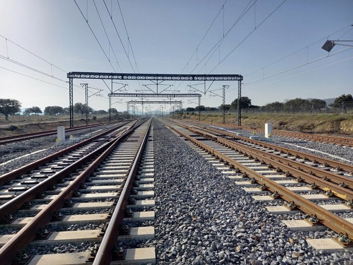 Archivo - Instalación para la electrificación del tren en Extremadura.