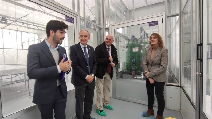 Lucas (D) junto al rector de la UVA (2I) y responsables del invernadero de seguridad.