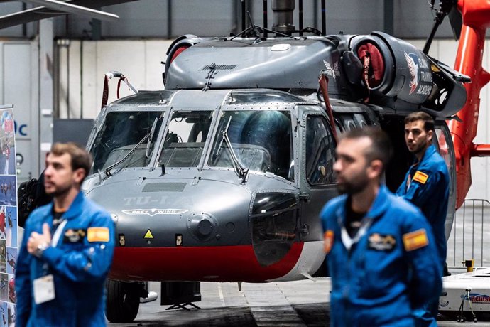 Un modelo de helicóptero expuesto durante la inauguración de European Rotors, en el recinto ferial IFEMA MADRID, a 28 de noviembre de 2023, en Madrid (España). European Rotors 2023 es la tercera edición de la feria más importante del sector del helicópt