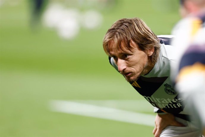 El centrocampista croata Luka Modric (Real Madrid), durante un calentamiento en el Santiago Bernabéu.