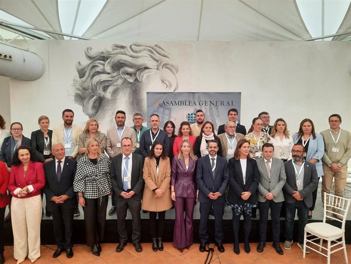 La presidenta de la Junta, María Guardiola, entre otras autoridades en la foto de familia tras la clausura de la X Asamblea de la Fempex