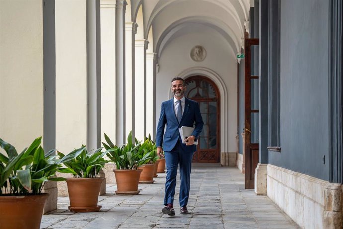 El consejero de Sostenibilidad y portavoz del Gobierno andaluz, Ramón Fernández-Pacheco, este martes antes de comenzar la rueda de prensa del Consejo de Gobierno.