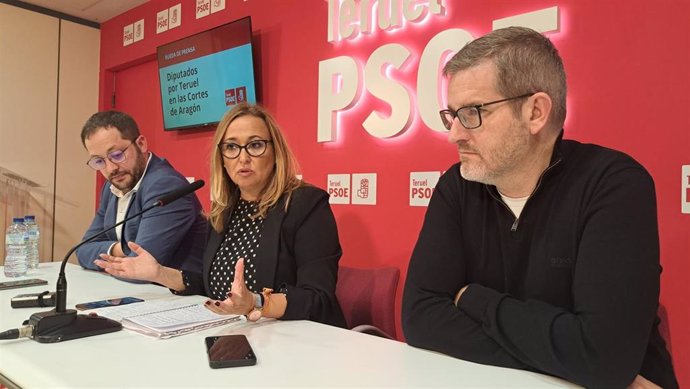 La secretaria general del PSOE Teruel, Mayte Pérez, con otros representantes de este partido en la provincia.