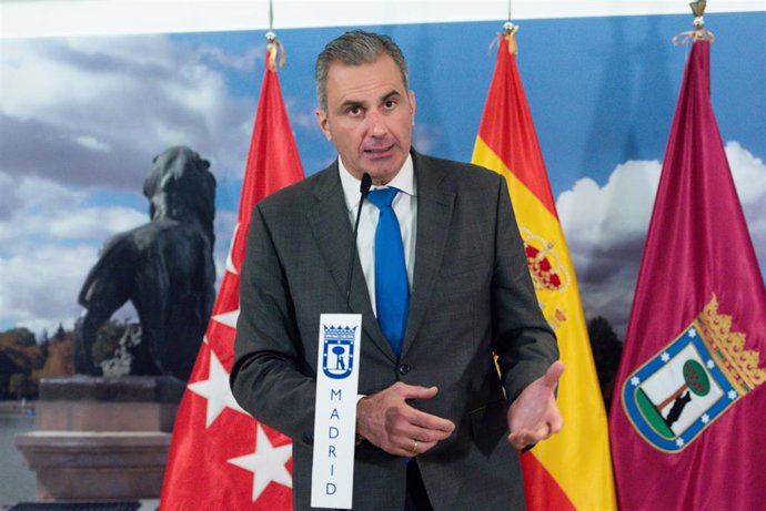 El portavoz de Vox en el Ayuntamiento de Madrid, Javier Ortega Smith, durante una rueda de prensa posterior a una sesión del Pleno 