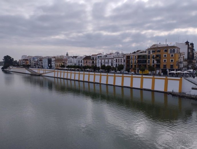 Zapata de calle Betis ya arreglada por el Ayuntamiento de Sevilla.