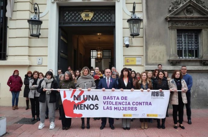 El delegado del Gobierno en Madrid, Francisco Martín, ha participado este mediodía junto a la ministra de Igualdad, Ana Redondo y empleados de la Delegación en señal de repulsa y de condena por los crímenes machistas de este fin de semana en la región.