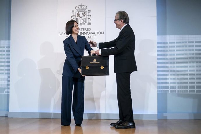 La hasta ahora ministra de Ciencia e Innovación en funciones, Diana Morant, recibe la cartera de Universidades del hasta ahora ministro de Universidades en funciones, Joan Subirats, 