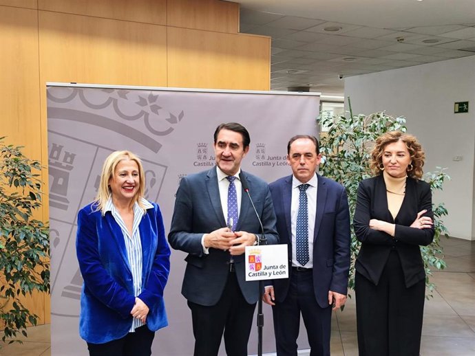 De izda a dcha, De Gregorio, Suárez Quiñones, Serrano y Pardo presentan las Normas Urbanísticas de 128 municipios sorianos.