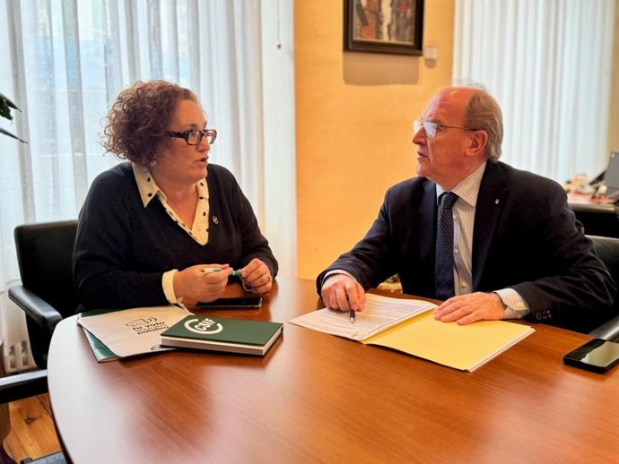 El diputado del PP José Agustín Cuervas-Mons durante una reunión con Cristina Esteban, representante de CSIF