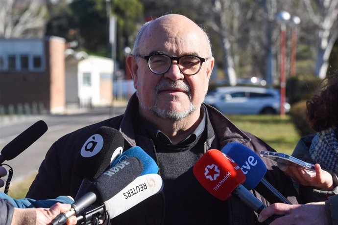 Archivo - El presidente de Aministía Internacional, Esteban Beltrán, ofrece declaraciones a los medios, durante la colocación de siluetas de migrantes, frente al Palacio de la Moncloa, a 1 de febrero de 2023, en Madrid (España). Con motivo de la XII Cum