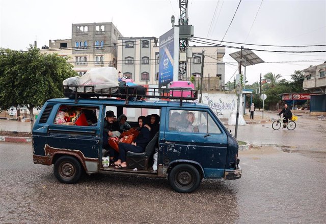 Un grupo de palestinos a bordo de una furgoneta en la Franja de Gaza