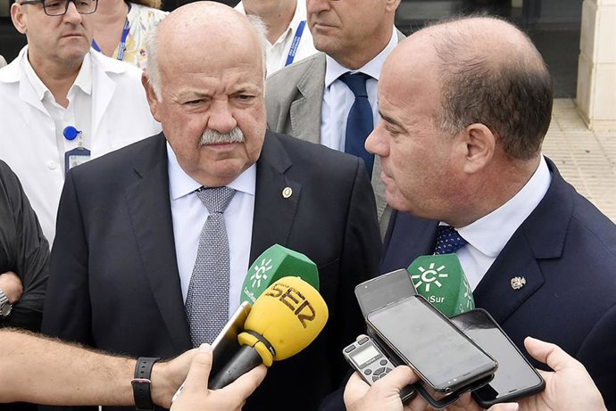 Archivo - El alcalde de Antequera, Manuel Barón, ha agradecido al presidente del parlamento, Jesús Aguirre, que haya tenido a bien celebrar la Mesa del Parlamento y la Junta de Portavoces en la ciudad para conmemorar el 45 aniversario del Pacto de Anteq