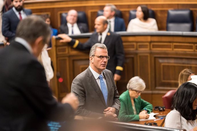 El portavoz de Vox en el Ayuntamiento de Madrid, Javier Ortega Smith, a su salida de la primera sesión del debate de investidura de Pedro Sánchez como presidente de Gobierno, en el Congreso de los Diputados.