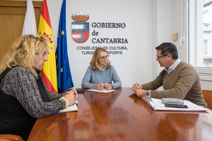 La consejera de Cultura, Turismo y Deporte, Eva Guillermina Fernández, y el alcalde de Ruiloba, Julio Pinna.