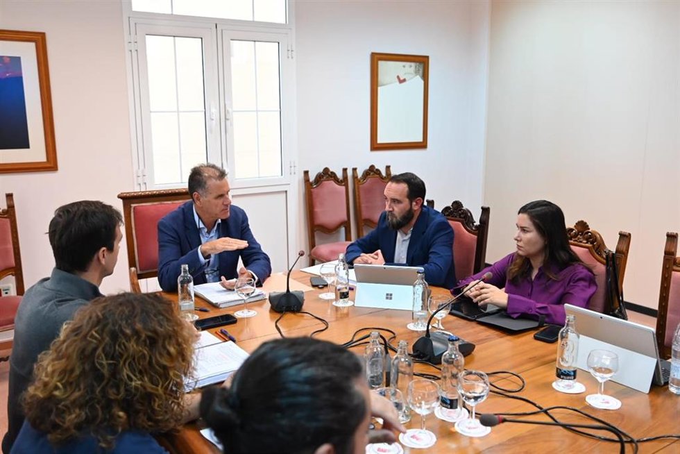 El viceconsejero de Cohesión Territorial y la directora general de Aguas del Gobierno de Canarias, Marcos Lorenzo y Mónica Gómez, respectivament, en la reunión con los integrantes del Consejo Insular de Aguas de Lanzarote