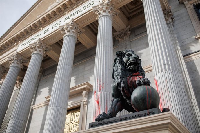 Archivo - Dos operarias limpian el león del Congreso.