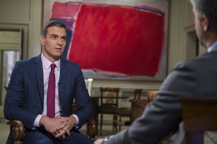 Archivo - El presidente del Gobierno, Pedro Sánchez, ofrece una entrevista en directo en el Telediario 2 de TVE desde el Palacio de la Moncloa. 
