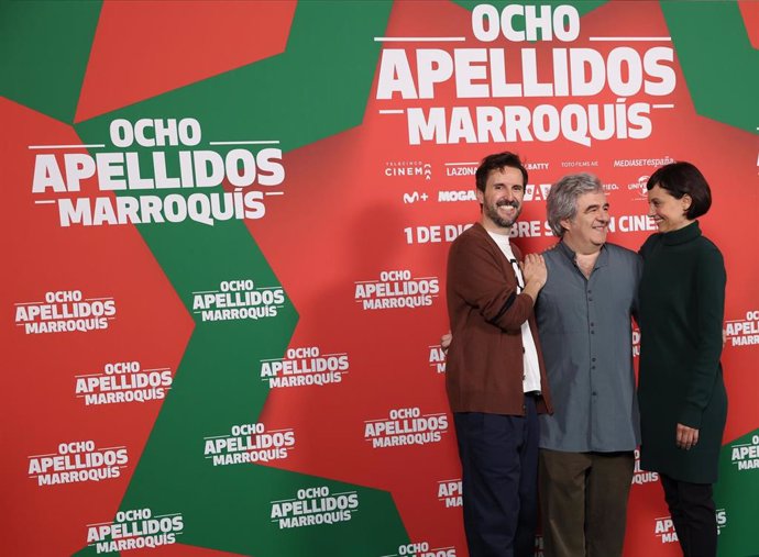 (I-D) El actor Julián López; el director de cine Álvaro Fernández Armero y la actriz Michelle Jenner posan en el photocall de ‘Ocho apellidos marroquís’, en el Hotel Urso, a 28 de noviembre de 2023, en Madrid (España).