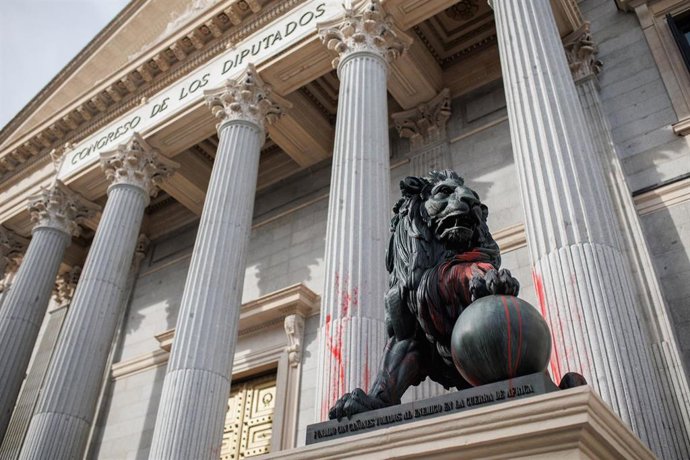 Archivo - Dos operarias limpian el león del Congreso.