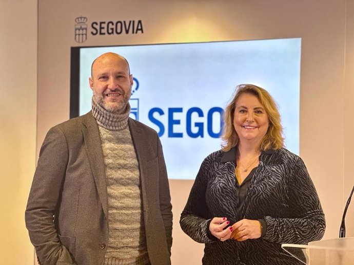 La concejal de Turismo e Innovación, May Escobar, con el director de producción de Pokepsie Films, Carlos Baeza.