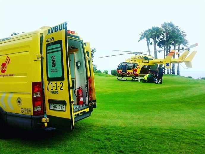 Archivo - Ambulancia y helicóptero del SUC