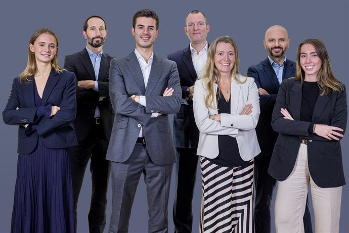 Santa Collins ('trainee' Carlos Zamora, (socio, director Residencial), Ernesto García (consultor senior), Humphrey White, (director general), Elaine Beachill (directora de Living), Ismael Alonso (director de inversiones)  y Mencía Esponera (consultor).