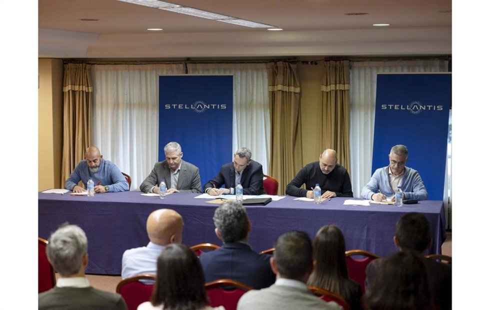 Imagen de la firma del nuevo convenio de Stellantis Vigo.