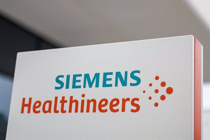 FILED - 07 November 2023, Bavaria, Erlangen: The logo and lettering of the medical technology group Siemens Healthineers stands on a stele in front of a company building. Photo: Daniel Karmann/dpa