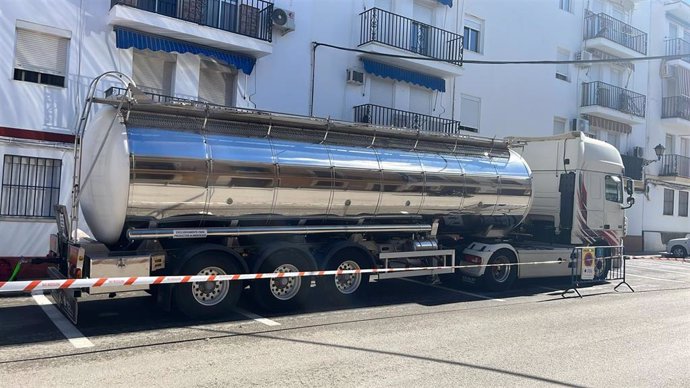 Camión cisterna instalado en Lora del Río (Sevilla) durante los 18 días en los que estuvo prohibido el consumo de agua potable por exceso de manganeso.