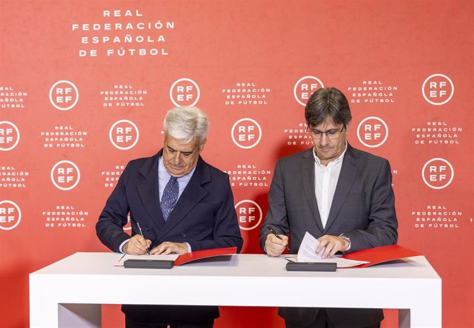 El presidente de la Comisión Gestora de la RFEF, Pedro Rocha, y el director general de Ordenación del Juego, Mikel Arana, firman un acuerdo de colaboración para luchar contra las apuestas ilegales en el fútbol.
