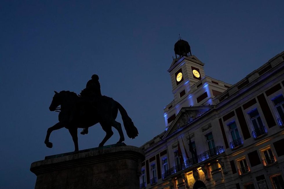 Archivo - Iluminación de la fachada de la Real Casa de Correos con la bandera de Ucrania.